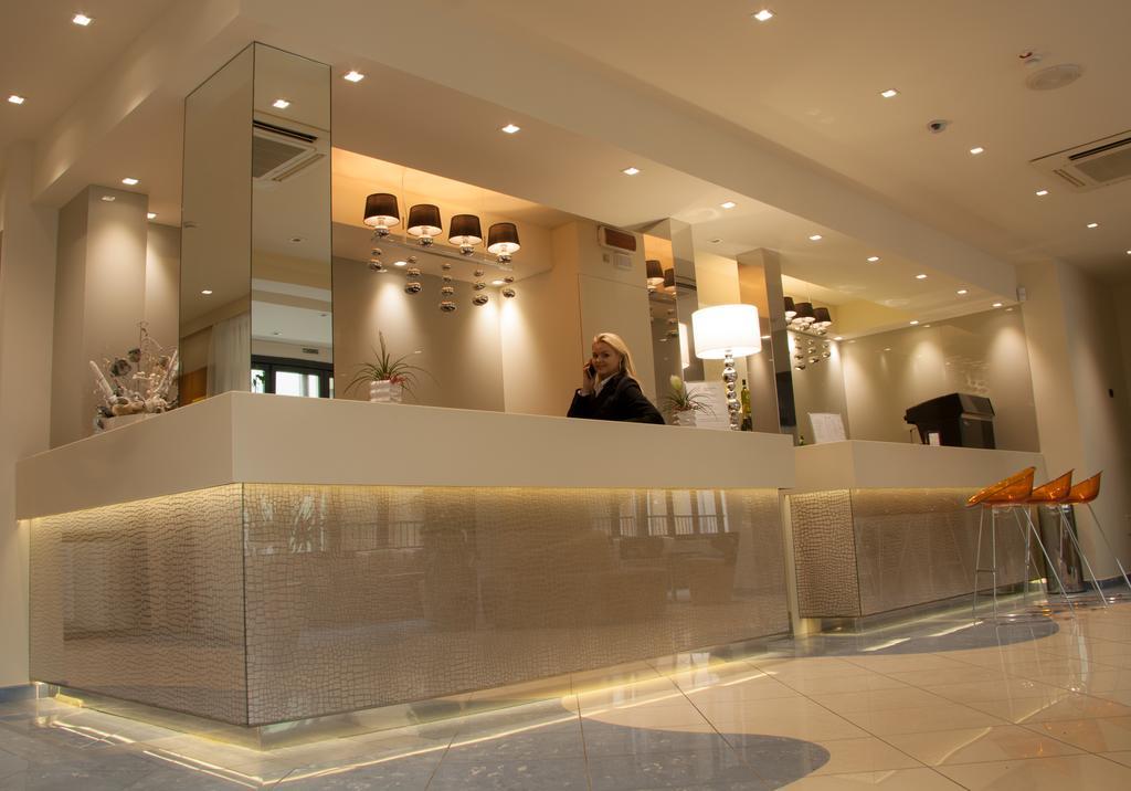 Hotel Aurora Mare Rimini Buitenkant foto