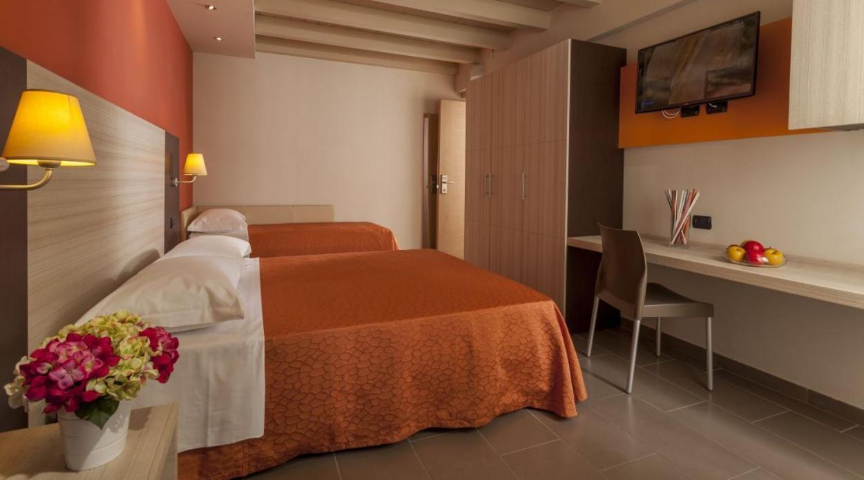 Hotel Aurora Mare Rimini Buitenkant foto